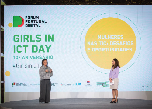 Sandra Miranda Ferreira e Sara Sá no palco do Girls in ICT Day